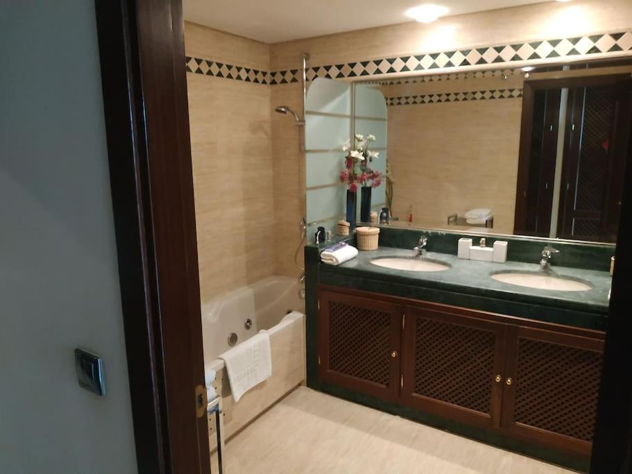 Luxury Apartment With Sea Views, Golf, Gym, Spa, 7 Pools Ojen Exterior photo
